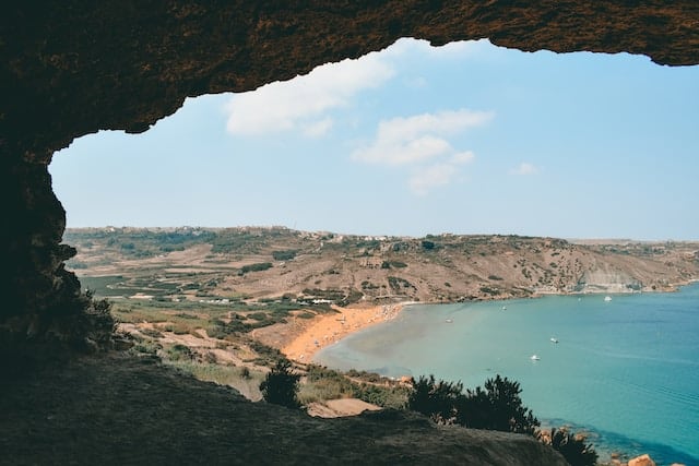 Red sand beach oz. Ramla Bay na otoku Gozo.