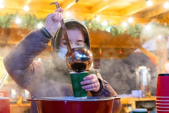 Tradicionalna nemška pijača Feuerzangenbowle.