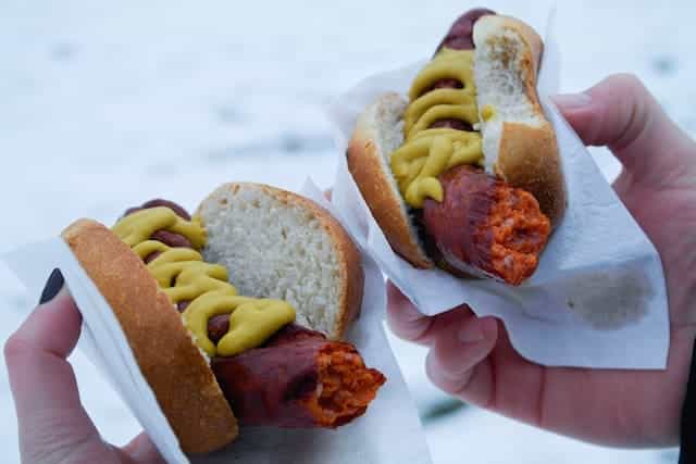 Debela klobasa, postrežena s kruhom - Bratwurst.