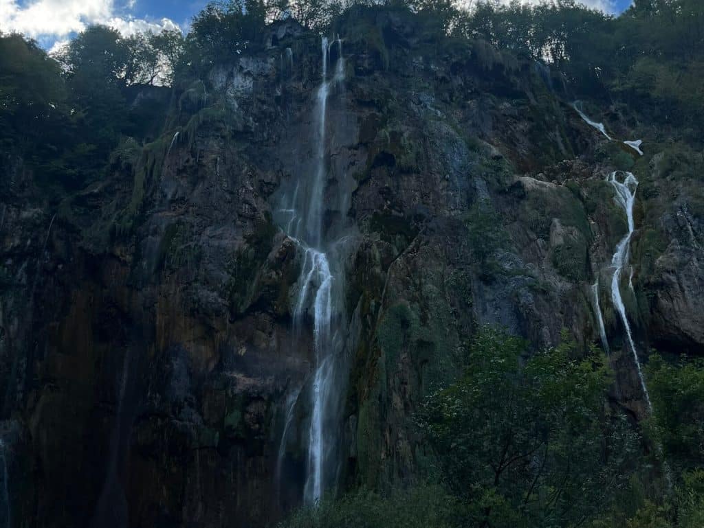 Dih jemajoči slapovi v krajinskem parku Plitvička jezera.