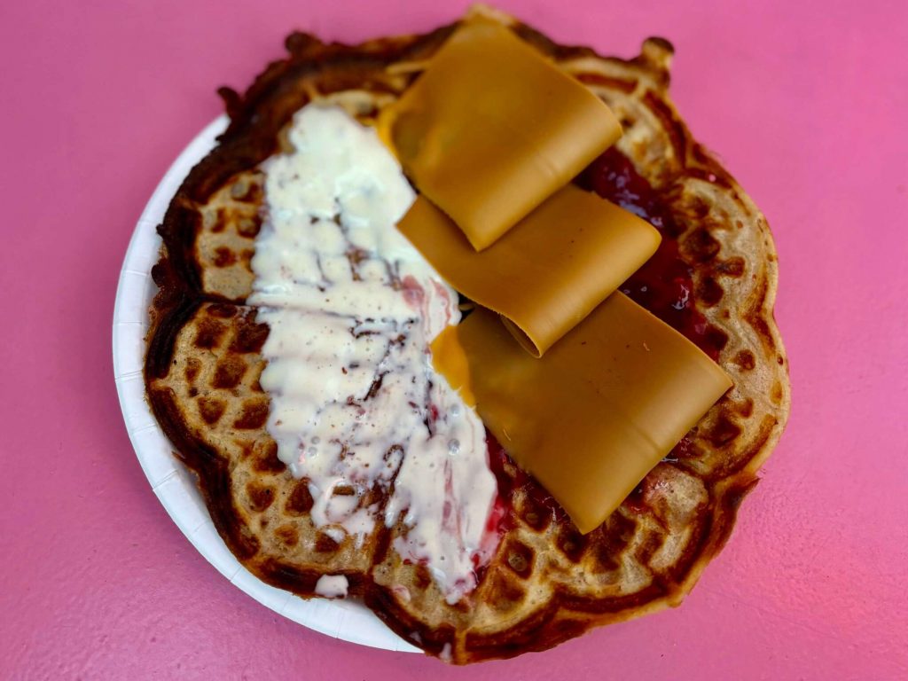 Tradicionalni vafelj v obliki srca, postrežen z marmelado, smetano in rjavim sirom.